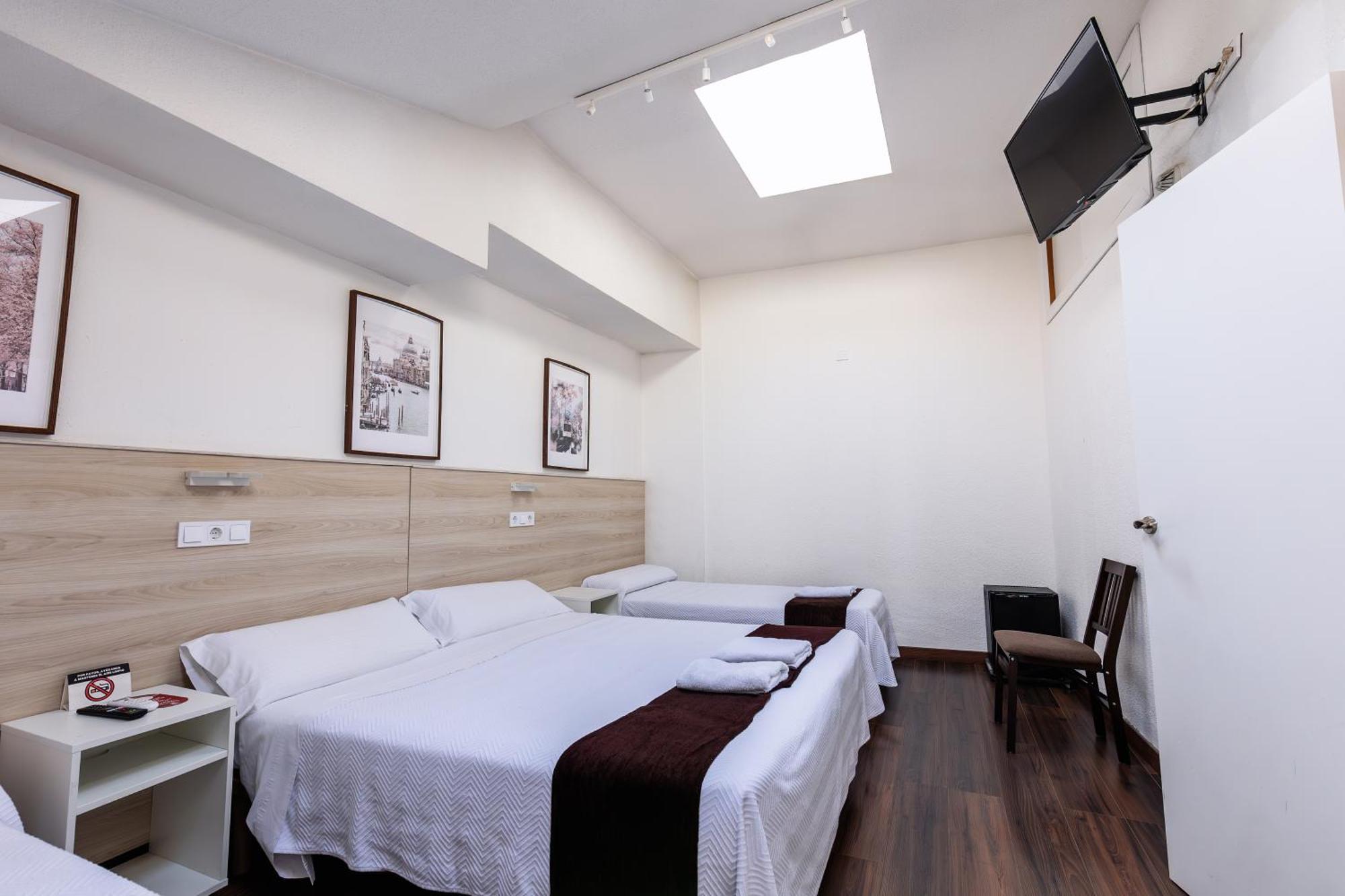 Hostal Gran Via Pinto Exterior photo